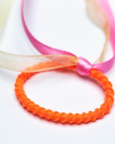 Elastiekje roze lintje